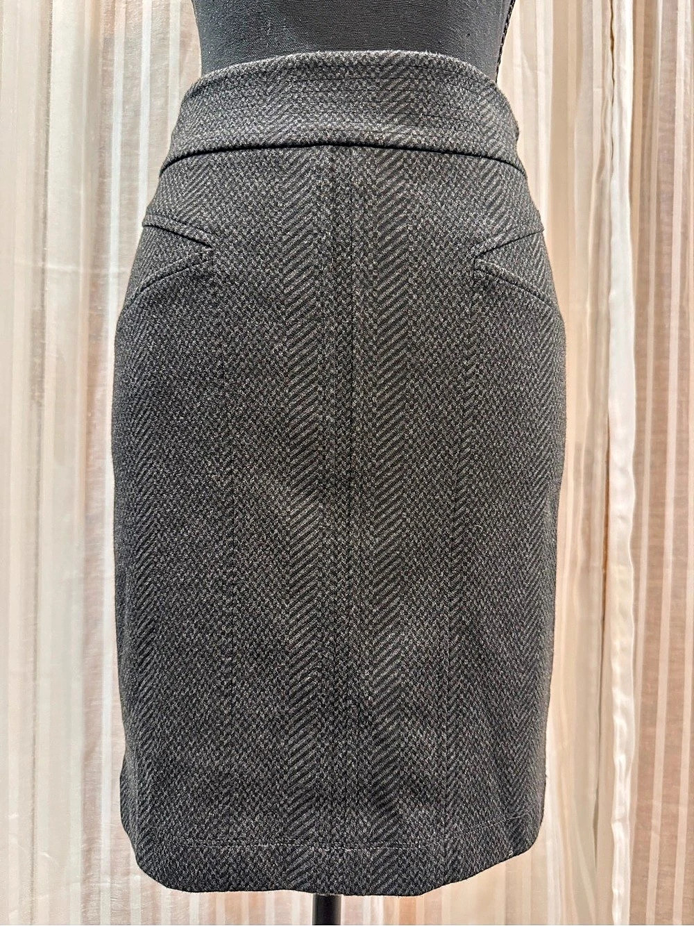 BCBGMAXAZRIA Herringbone Patterned Pencil Skirt in Gray/Black Size XS Like New